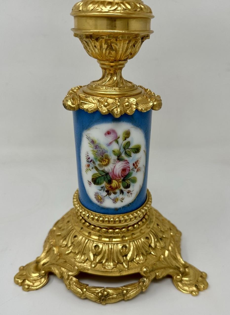 Paire d'anciens chandeliers en porcelaine de Sèvres, bronze doré et bronze d'orfèvrerie en vente 4