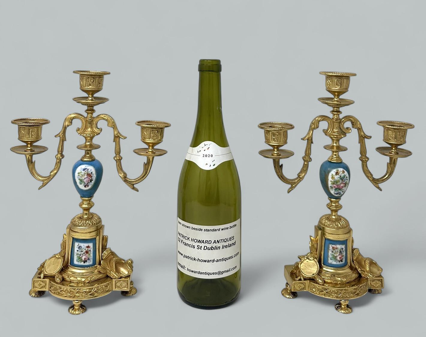 Coppia di candelabri francesi in porcellana di Sèvres in bronzo dorato e ormolano in vendita 3