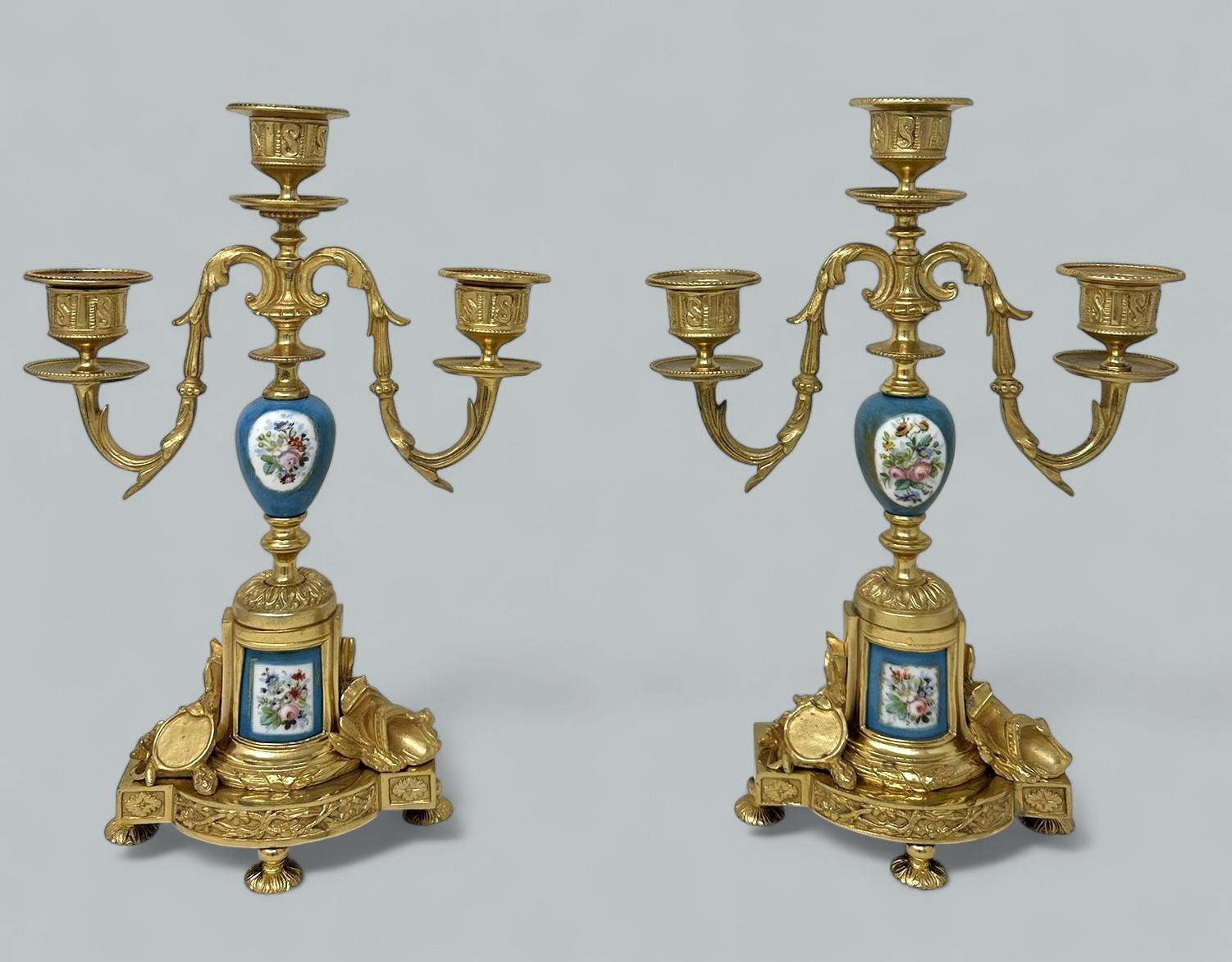 Un'elegante e imponente coppia di candelabri francesi a tre luci da tavolo o da camino in porcellana di Sèvres con montatura in ormolu di qualità eccezionale. Metà o fine del XIX secolo. 

Ciascuna con due volute e un ramo centrale sopra un supporto