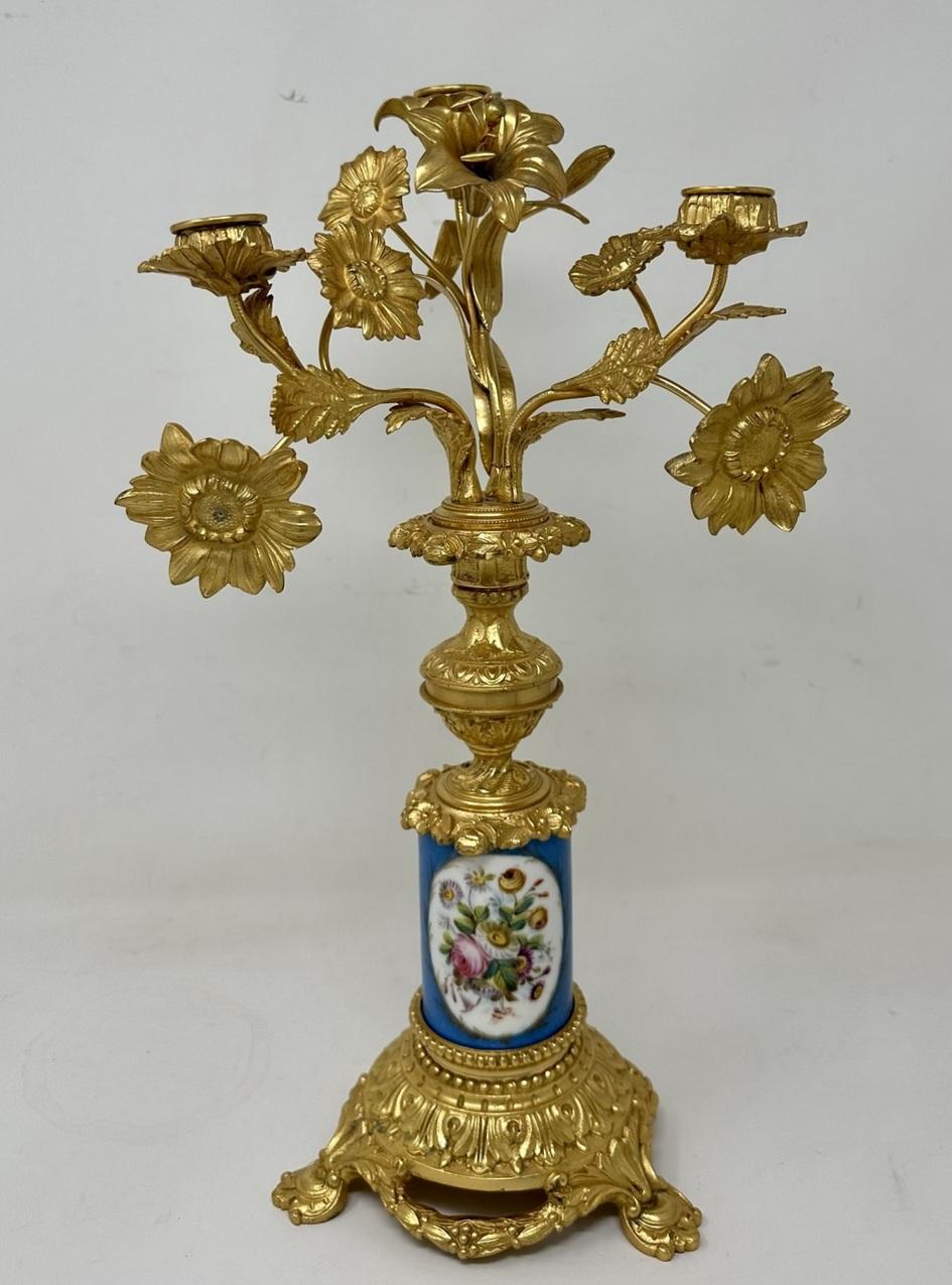 Paar antike französische Ormolu-Kerzenständer aus vergoldeter Bronze und Sevres-Porzellan (Französisch) im Angebot