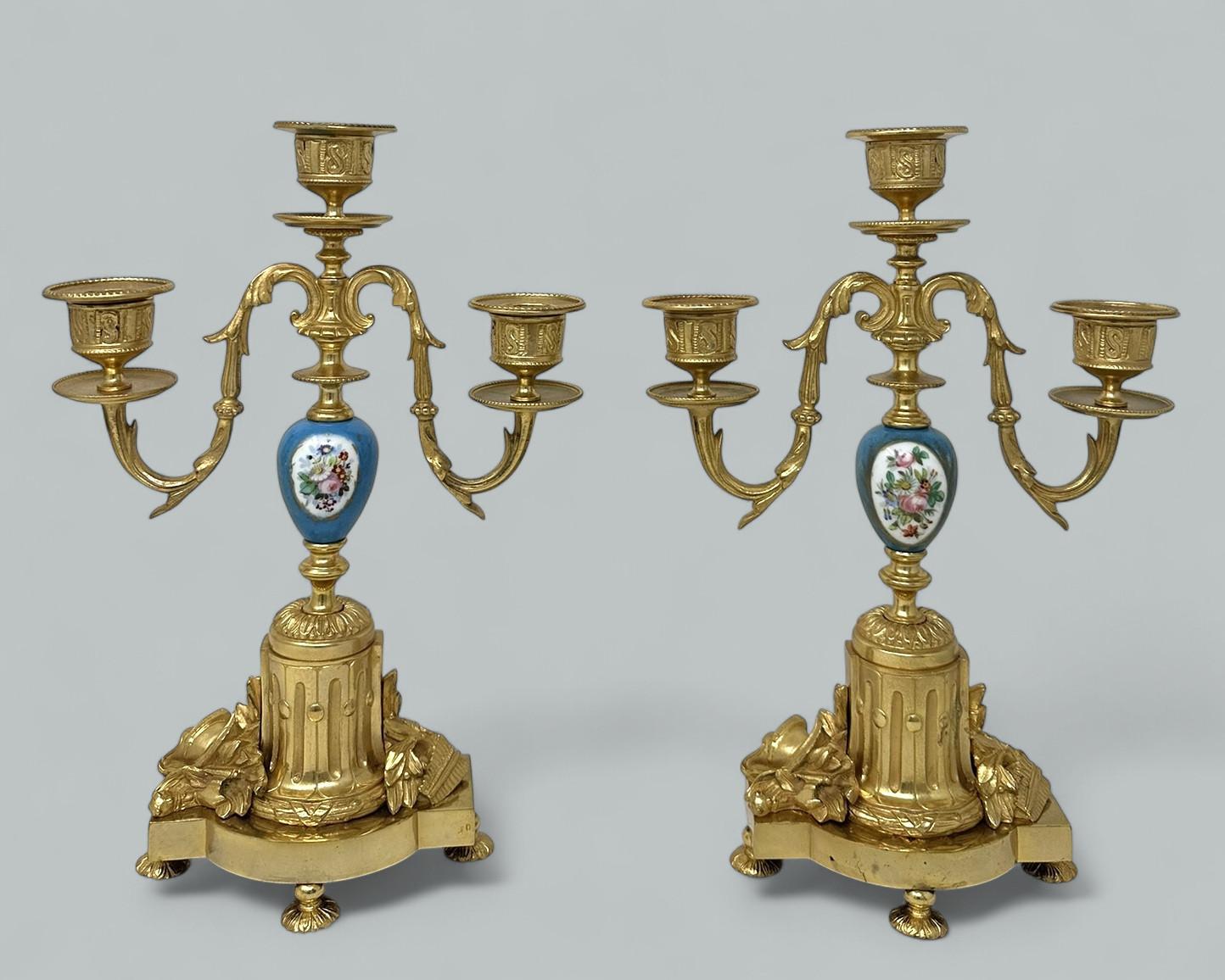 Tardo vittoriano Coppia di candelabri francesi in porcellana di Sèvres in bronzo dorato e ormolano in vendita