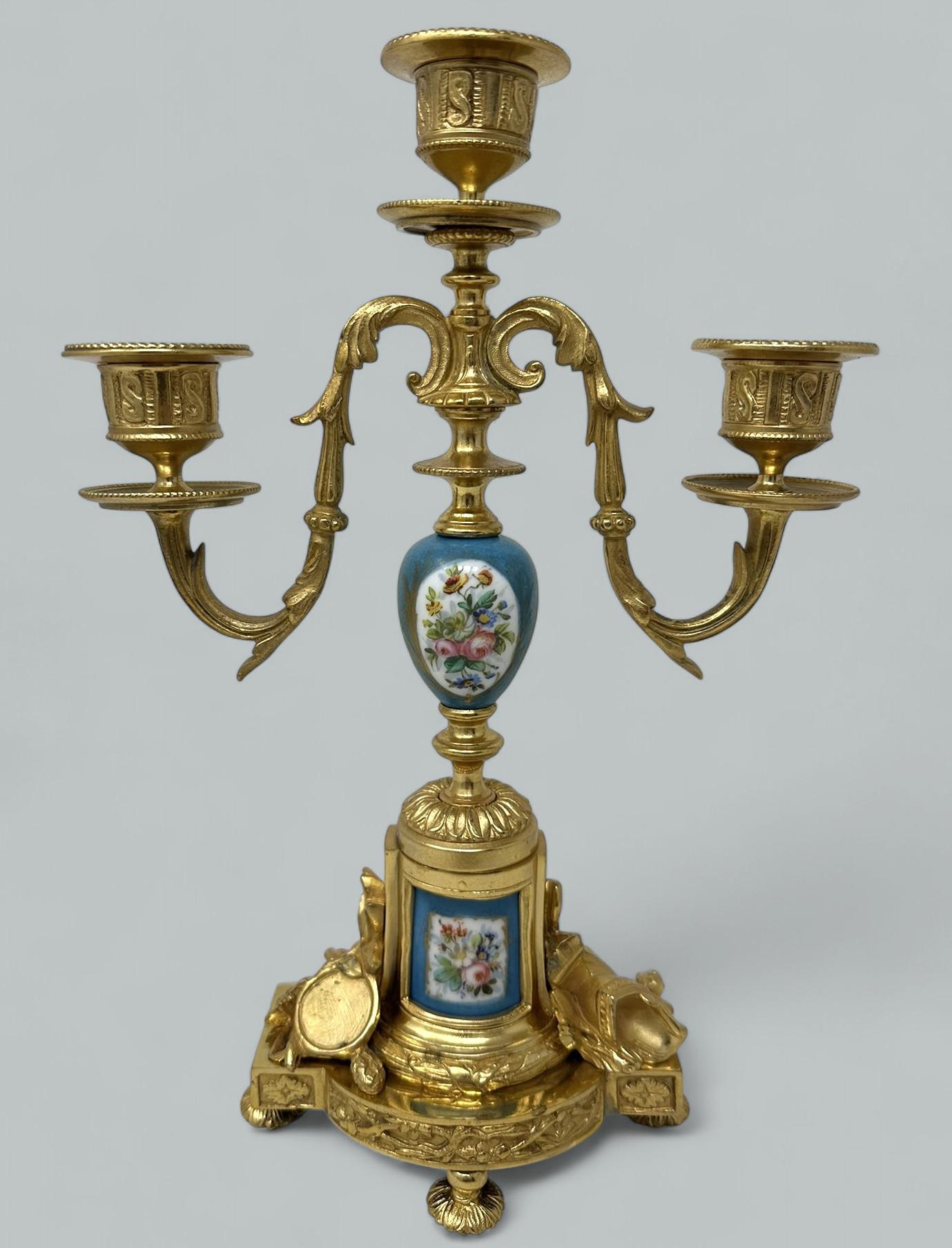 Francese Coppia di candelabri francesi in porcellana di Sèvres in bronzo dorato e ormolano in vendita