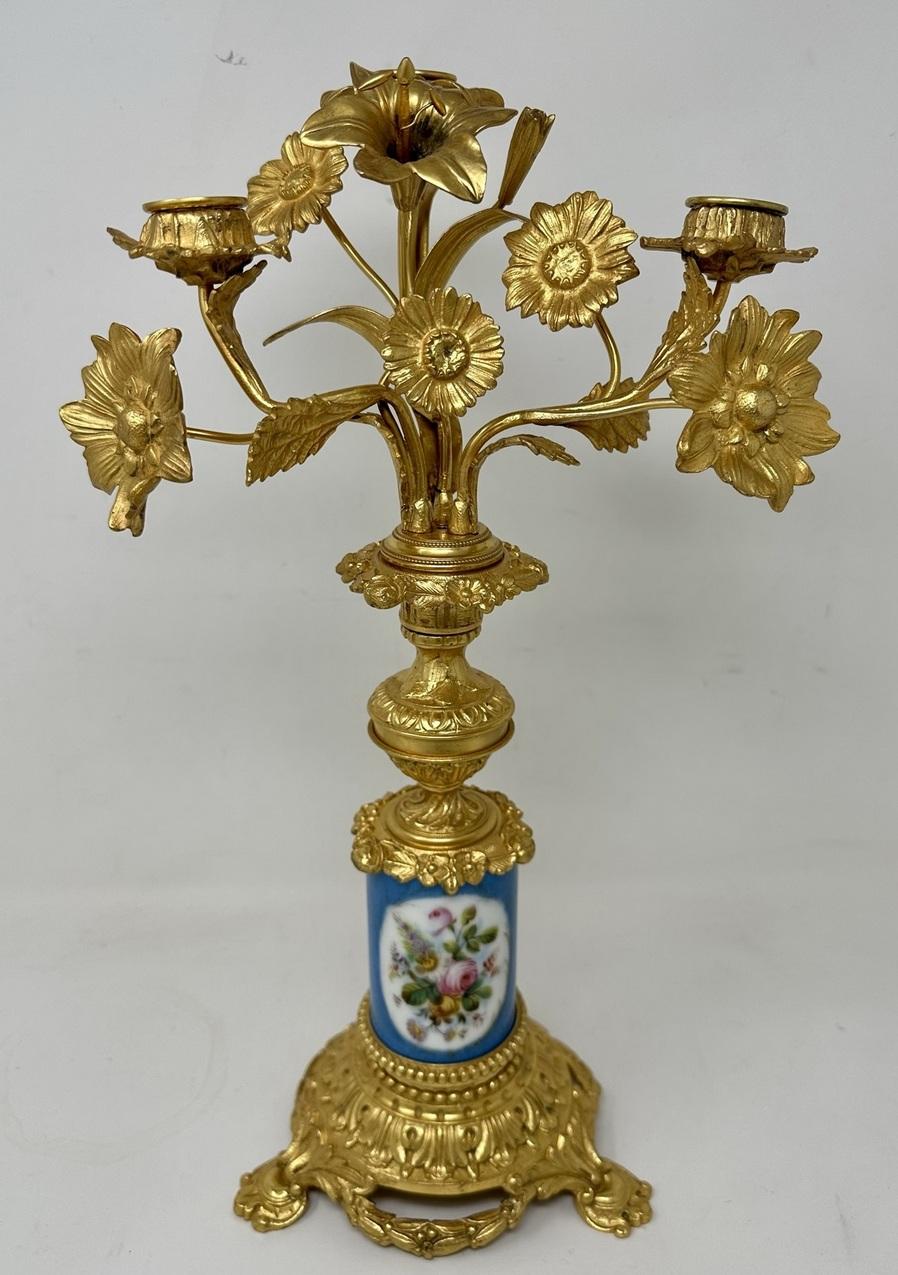Paar antike französische Ormolu-Kerzenständer aus vergoldeter Bronze und Sevres-Porzellan (19. Jahrhundert) im Angebot