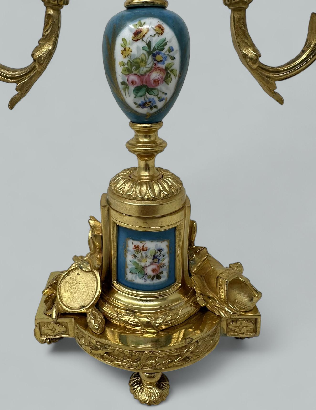 Coppia di candelabri francesi in porcellana di Sèvres in bronzo dorato e ormolano In condizioni buone in vendita a Dublin, Ireland