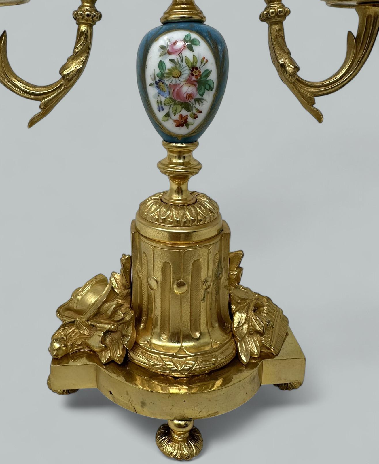 XIX secolo Coppia di candelabri francesi in porcellana di Sèvres in bronzo dorato e ormolano in vendita