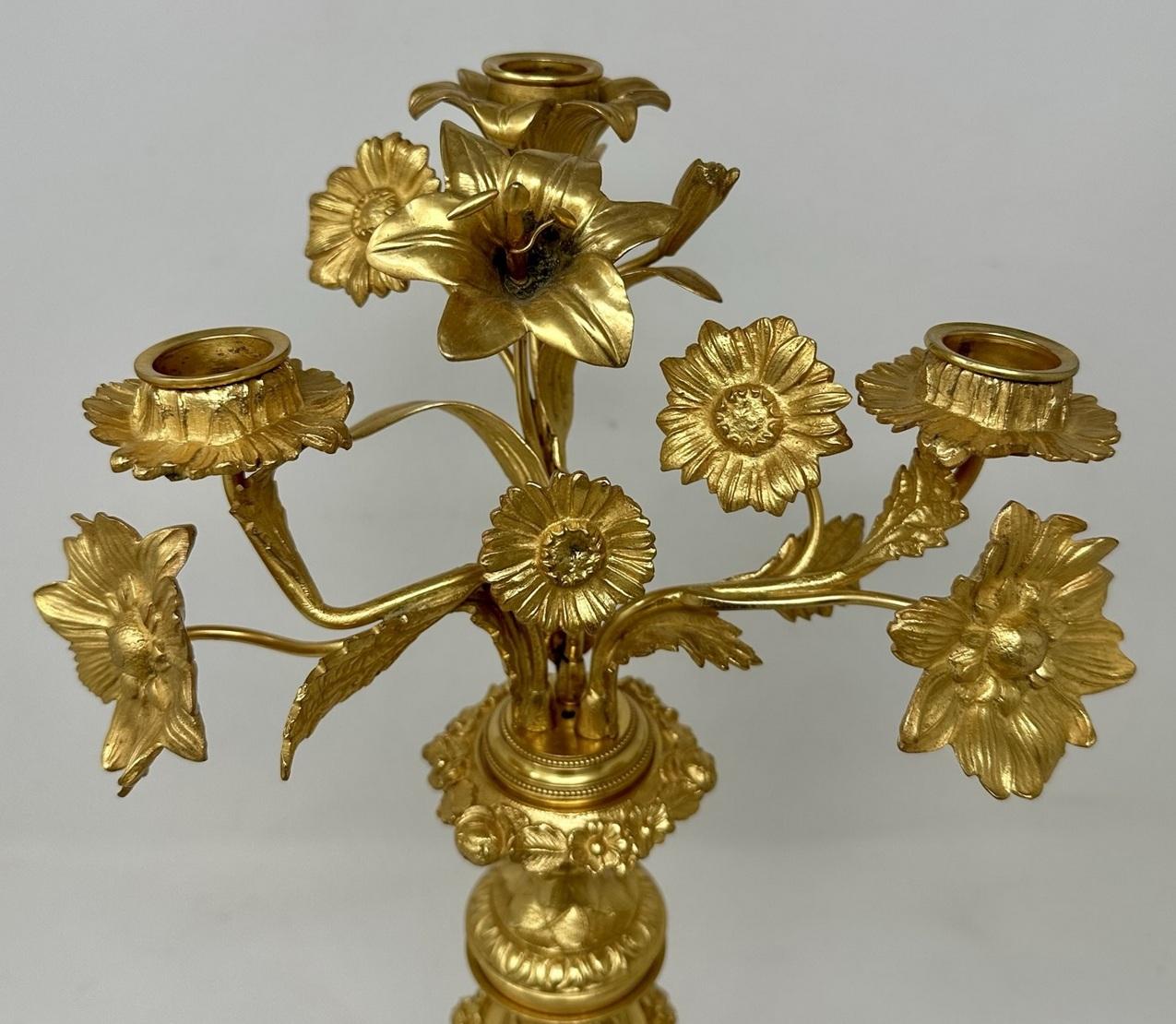 Paar antike französische Ormolu-Kerzenständer aus vergoldeter Bronze und Sevres-Porzellan im Angebot 1