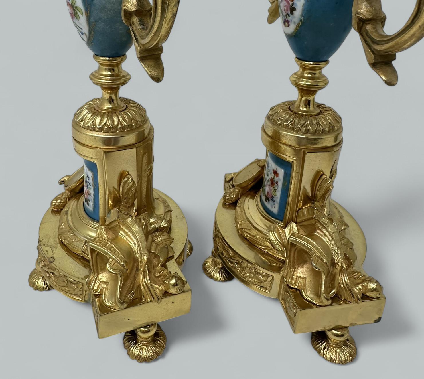 Ceramica Coppia di candelabri francesi in porcellana di Sèvres in bronzo dorato e ormolano in vendita
