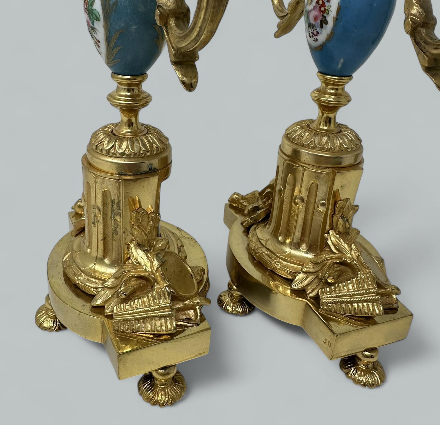 Coppia di candelabri francesi in porcellana di Sèvres in bronzo dorato e ormolano in vendita 1