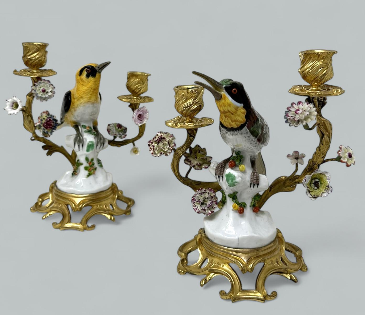 Ein feines, stilvolles und imposantes Paar französischer, zweiflammiger Tisch- oder Mantelleuchter im Sèvres-Stil aus Porzellan und Ormolu von herausragender Qualität. Mitte des neunzehnten Jahrhunderts, fest zugeschrieben Edme Samson aus Paris