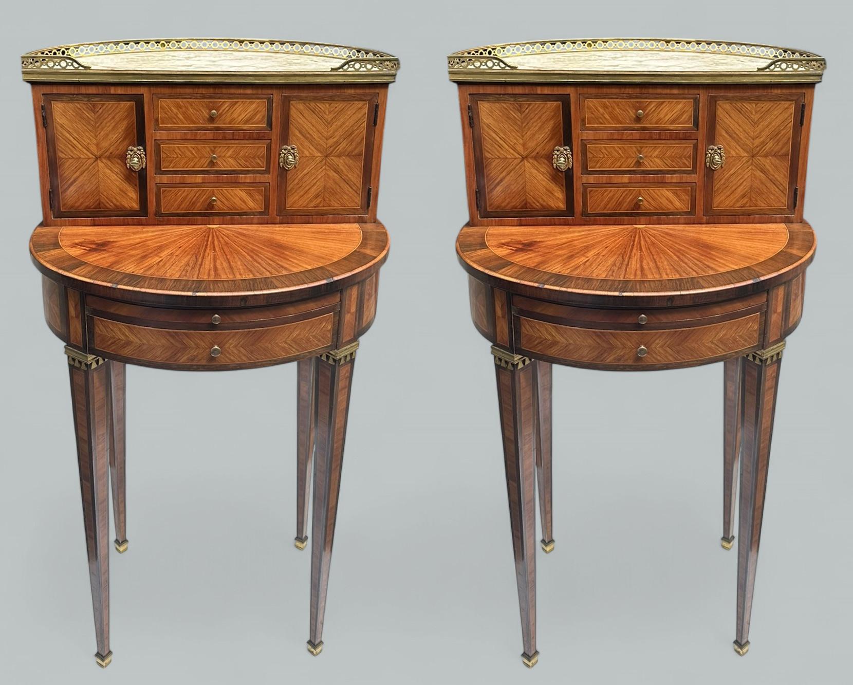 Superbe paire identique d'écritoires ou de tables d'appoint en bois de roi français à un tiroir, de forme ovale et de petites proportions inhabituelles, d'une qualité exceptionnelle, dernier quart du dix-neuvième siècle.  

Chaque superstructure