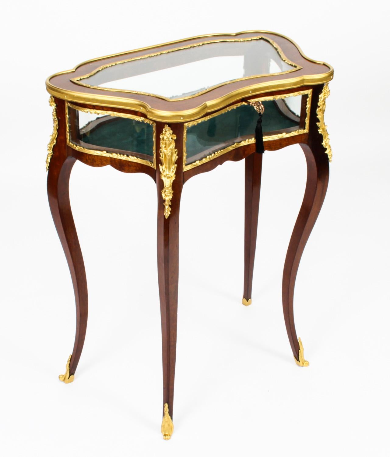 This is a beautiful pair of antique French mahogany and ormolu mounted Louis Revival bijouterie display tables, circa 1860 in date.
 
The shaped display tables each feature a bevelled glass top, serpentine glass sides and dark blue velvet lining.
