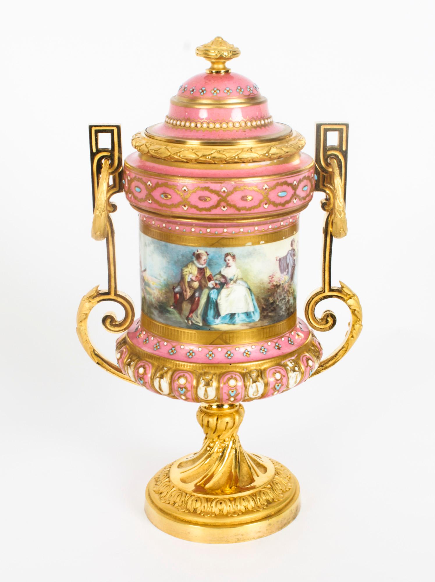 Antikes Paar französische rosa Sevres-Vasen mit Deckel aus Goldbronze, 19. Jahrhundert im Angebot 1