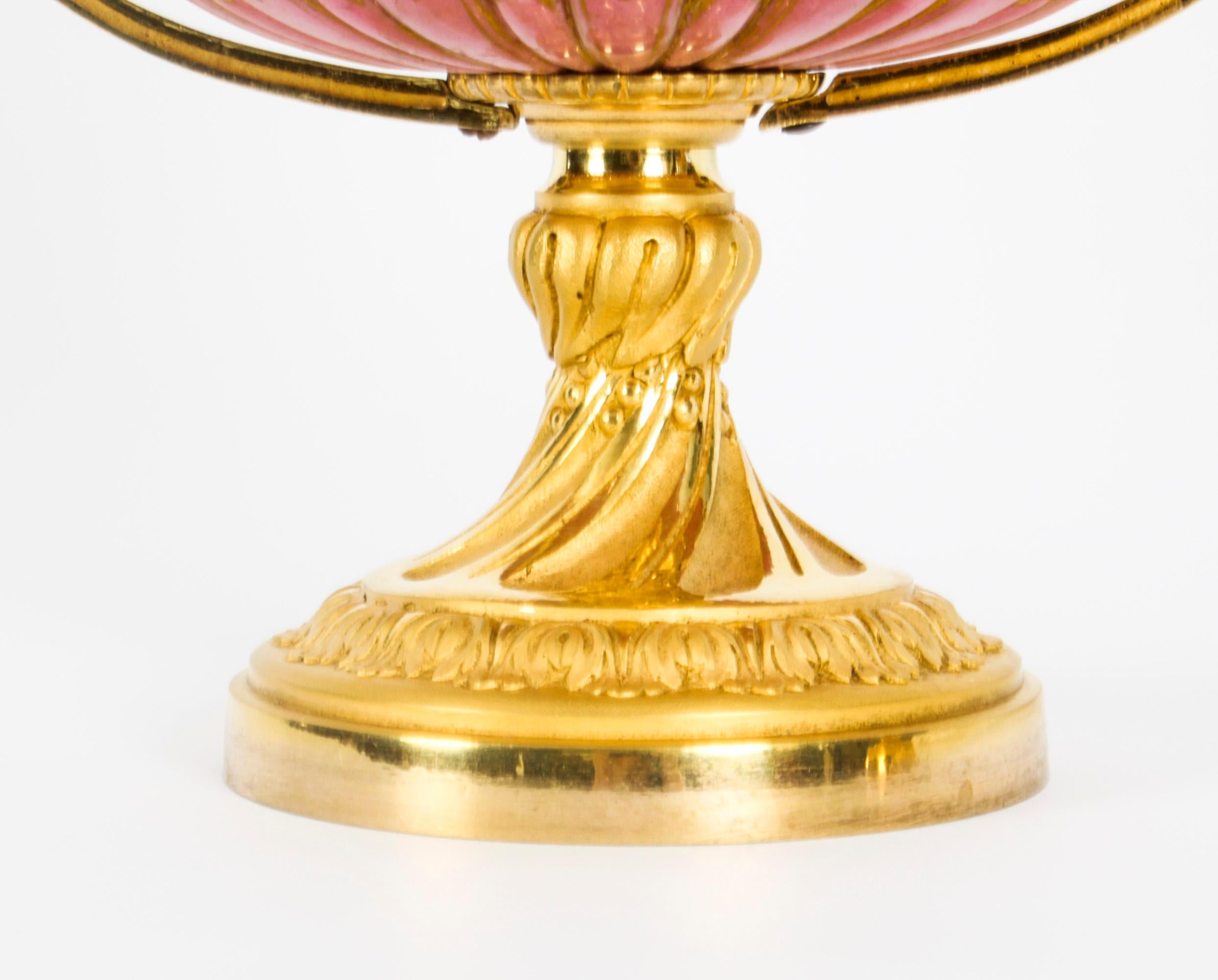 Antikes Paar französische rosa Sevres-Vasen mit Deckel aus Goldbronze, 19. Jahrhundert im Angebot 3