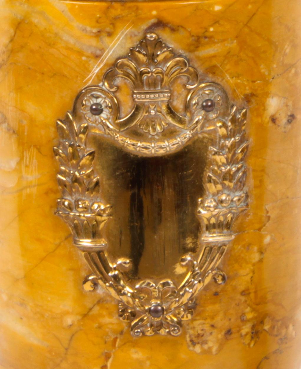 Bronze doré Paire de lampes de bureau françaises anciennes en marbre de Sienne montées en bronze doré du 19ème siècle en vente