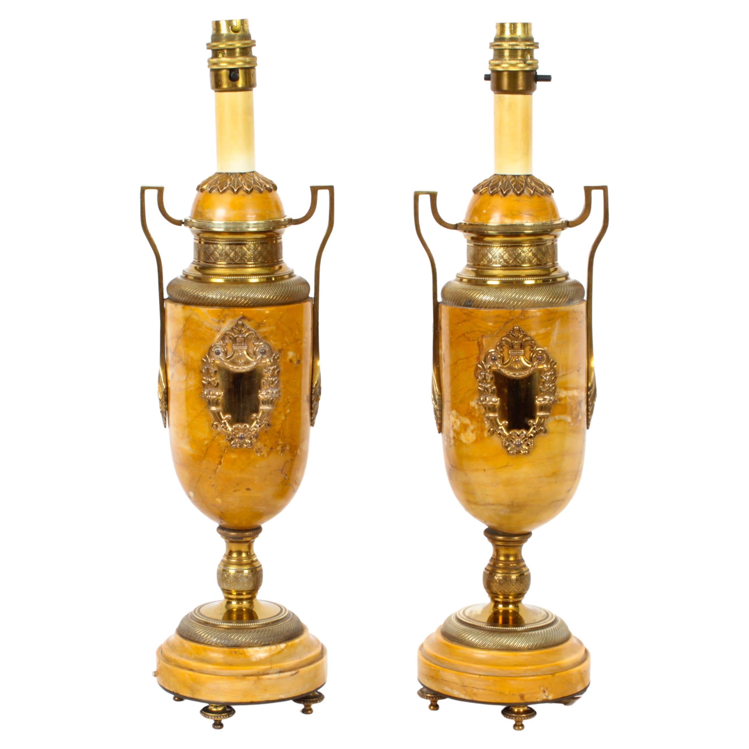 Paire de lampes de bureau françaises anciennes en marbre de Sienne montées en bronze doré du 19ème siècle en vente
