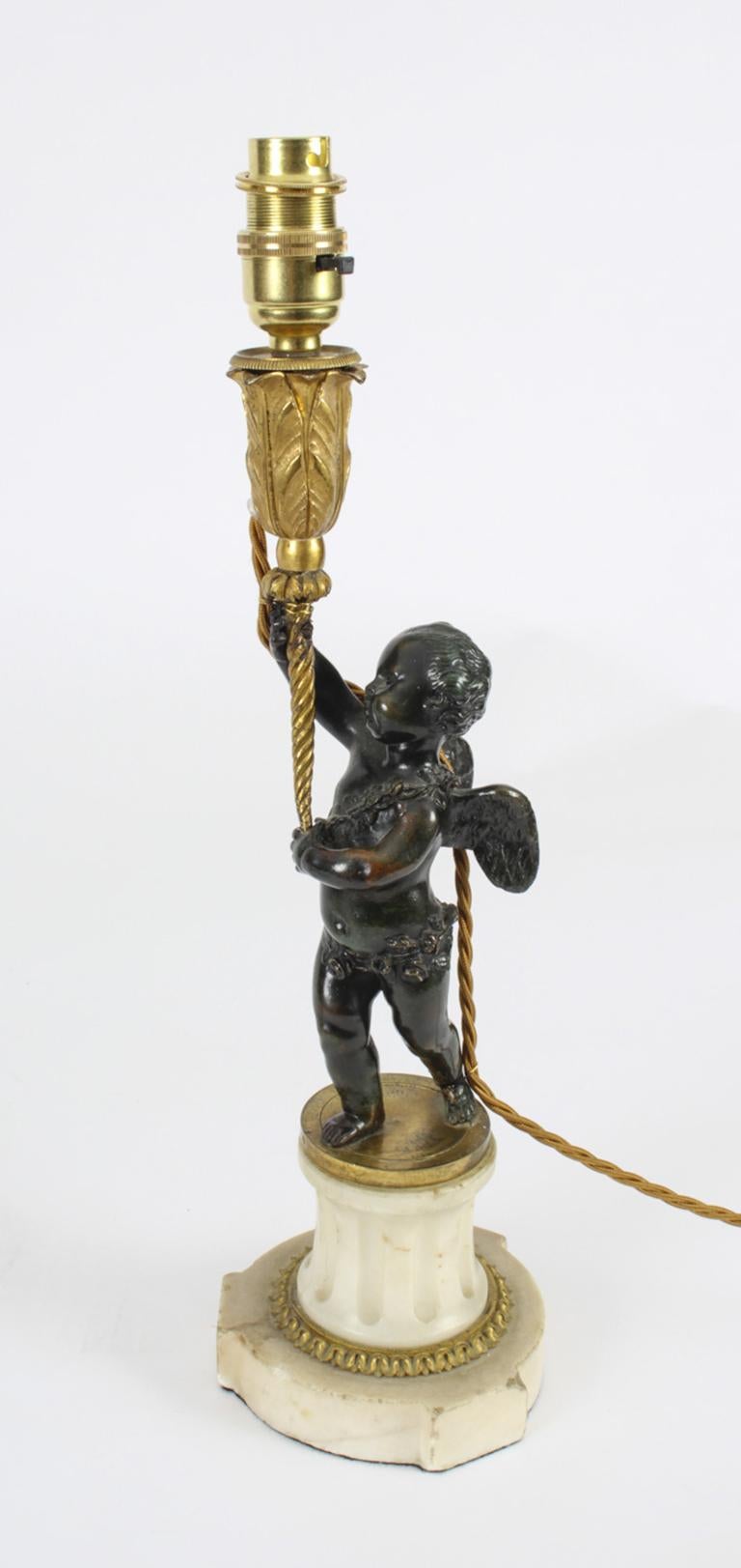 Paire de lampes de bureau françaises anciennes en bronze doré et patiné représentant des chérubins, 19ème siècle 5