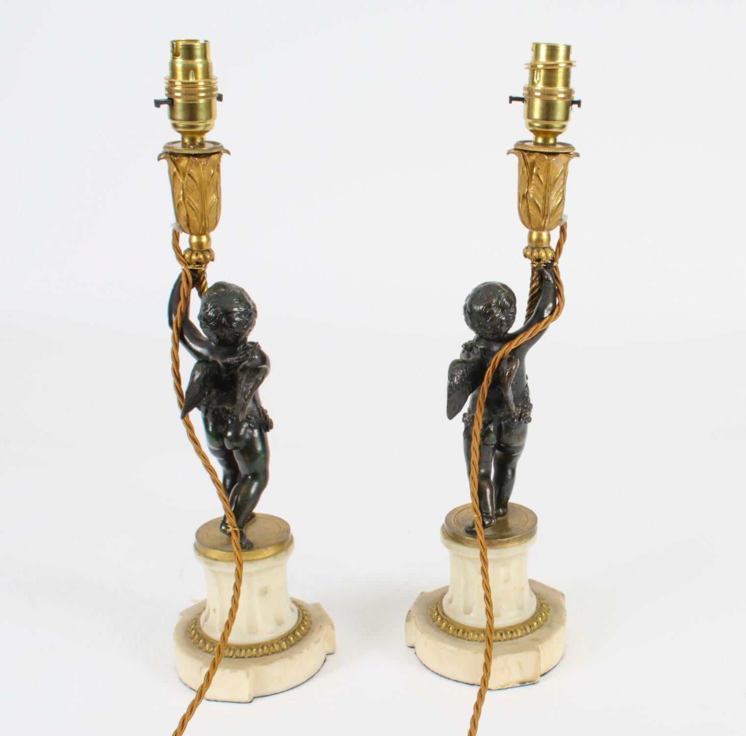 Paire de lampes de bureau françaises anciennes en bronze doré et patiné représentant des chérubins, 19ème siècle 14