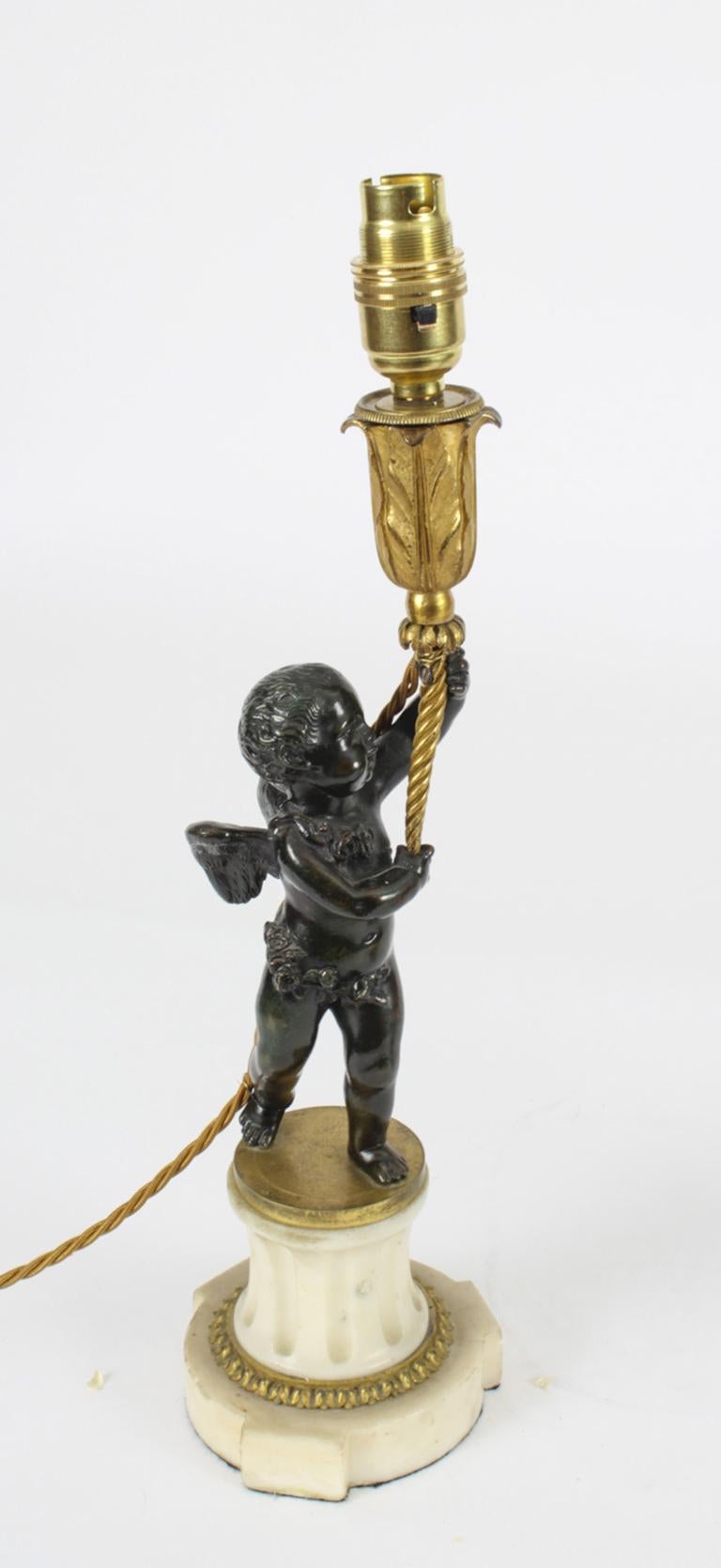 Fin du XIXe siècle Paire de lampes de bureau françaises anciennes en bronze doré et patiné représentant des chérubins, 19ème siècle