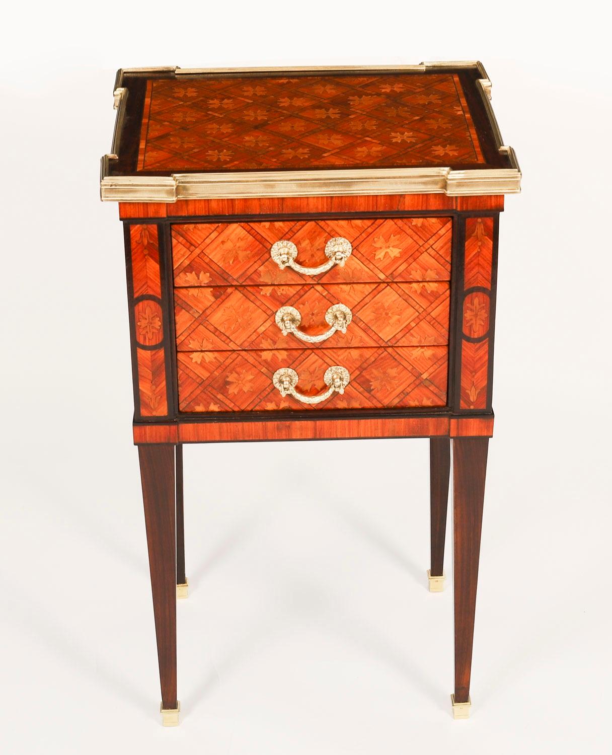 Une paire de petites commodes françaises anciennes en parquet monté de bronze doré, datant d'environ 1870, est tout à fait ravissante.

Les armoires sont indépendantes, de sorte qu'elles sont belles sous tous les angles. Elles sont décorées sur