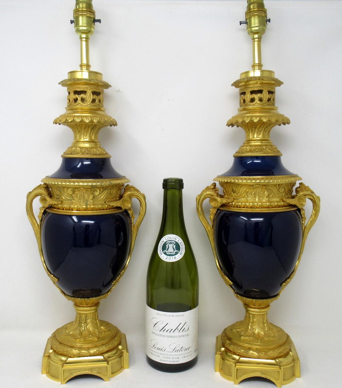 Paire de vases-urnes lectriques anciens en porcelaine franaise, bronze dor et bronze dor en vente 3
