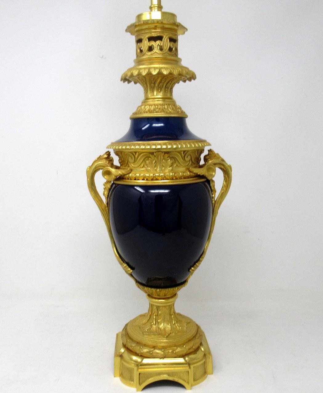 Grand Tour Paire de vases-urnes lectriques anciens en porcelaine franaise, bronze dor et bronze dor en vente