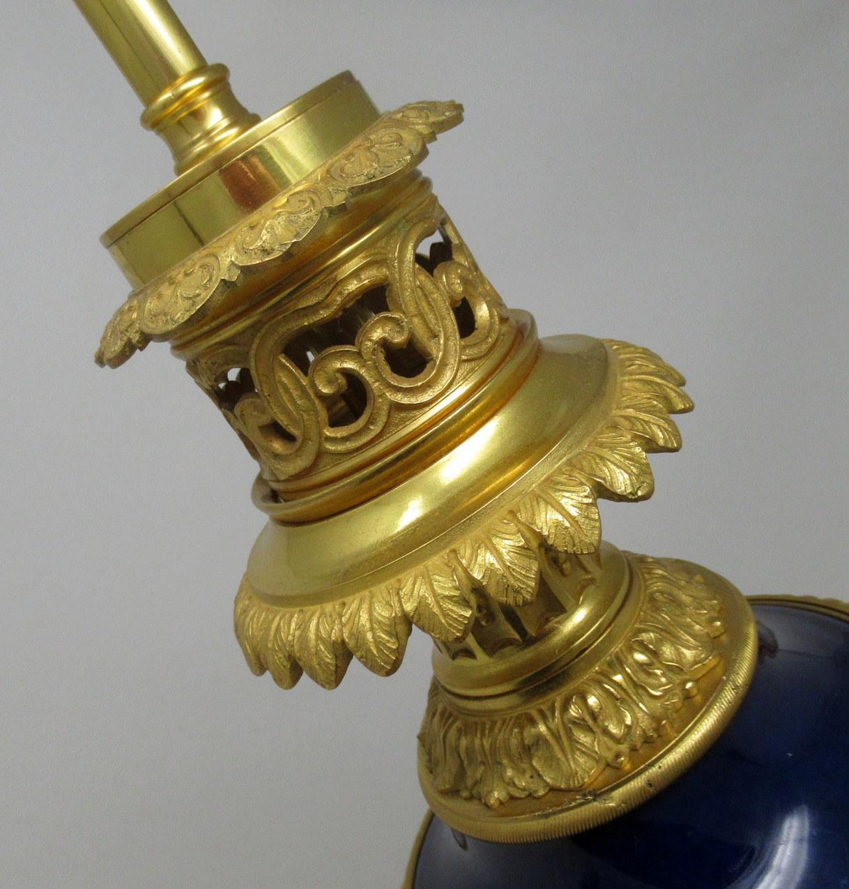 Antikes Paar franzsische Porzellan-Goldbronze-Dore-Bronze-Tischlampen mit elektrischen Urnen im Zustand „Gut“ im Angebot in Dublin, Ireland