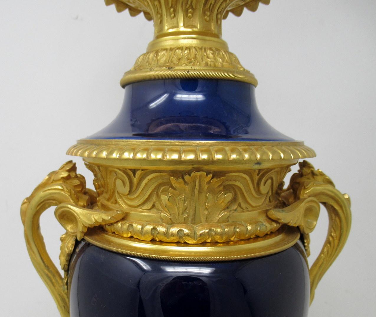 Antikes Paar franzsische Porzellan-Goldbronze-Dore-Bronze-Tischlampen mit elektrischen Urnen im Angebot 1