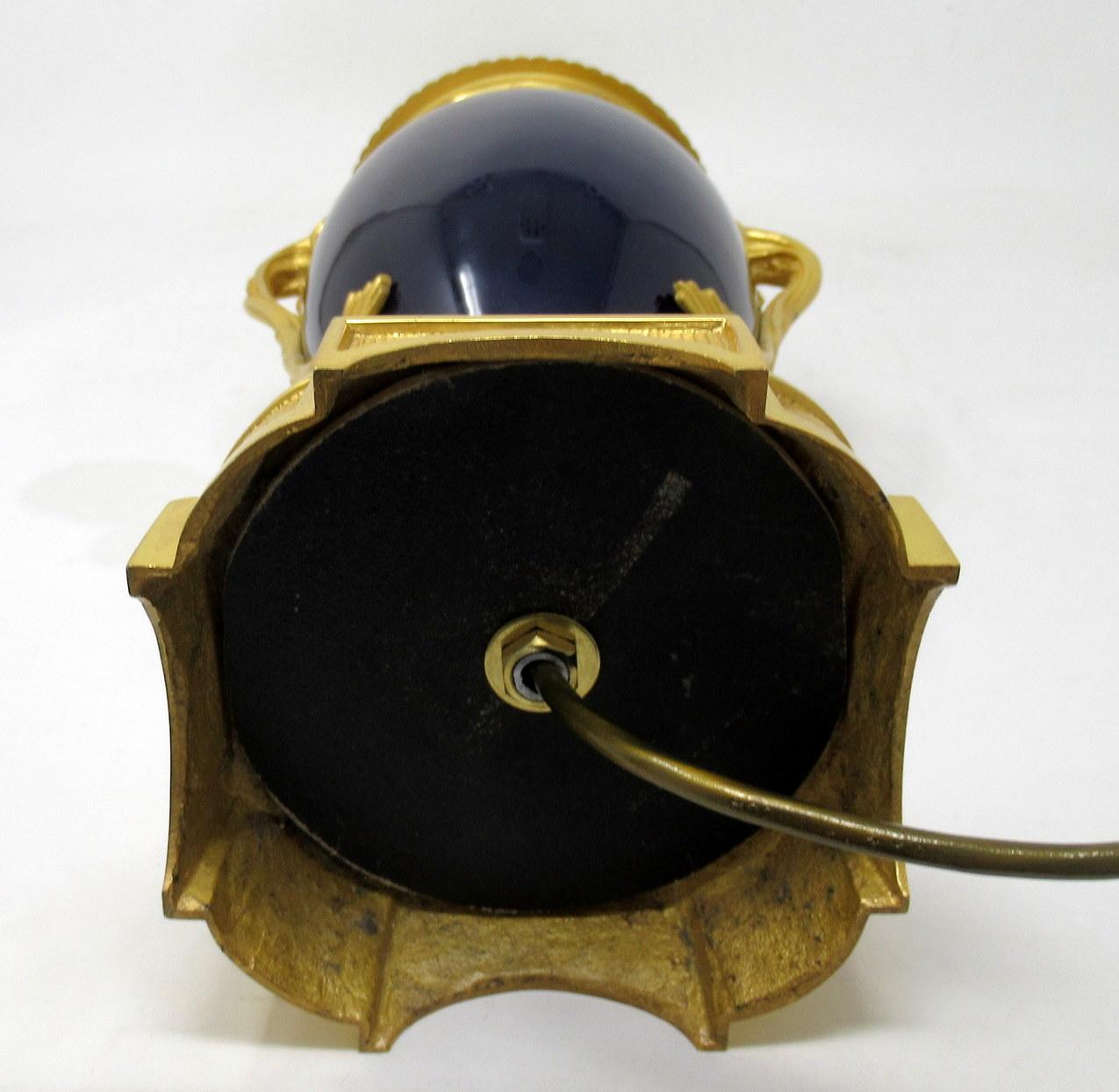 Antikes Paar franzsische Porzellan-Goldbronze-Dore-Bronze-Tischlampen mit elektrischen Urnen im Angebot 2