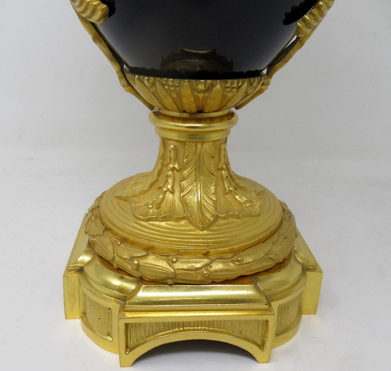 Paire de vases-urnes lectriques anciens en porcelaine franaise, bronze dor et bronze dor en vente 2