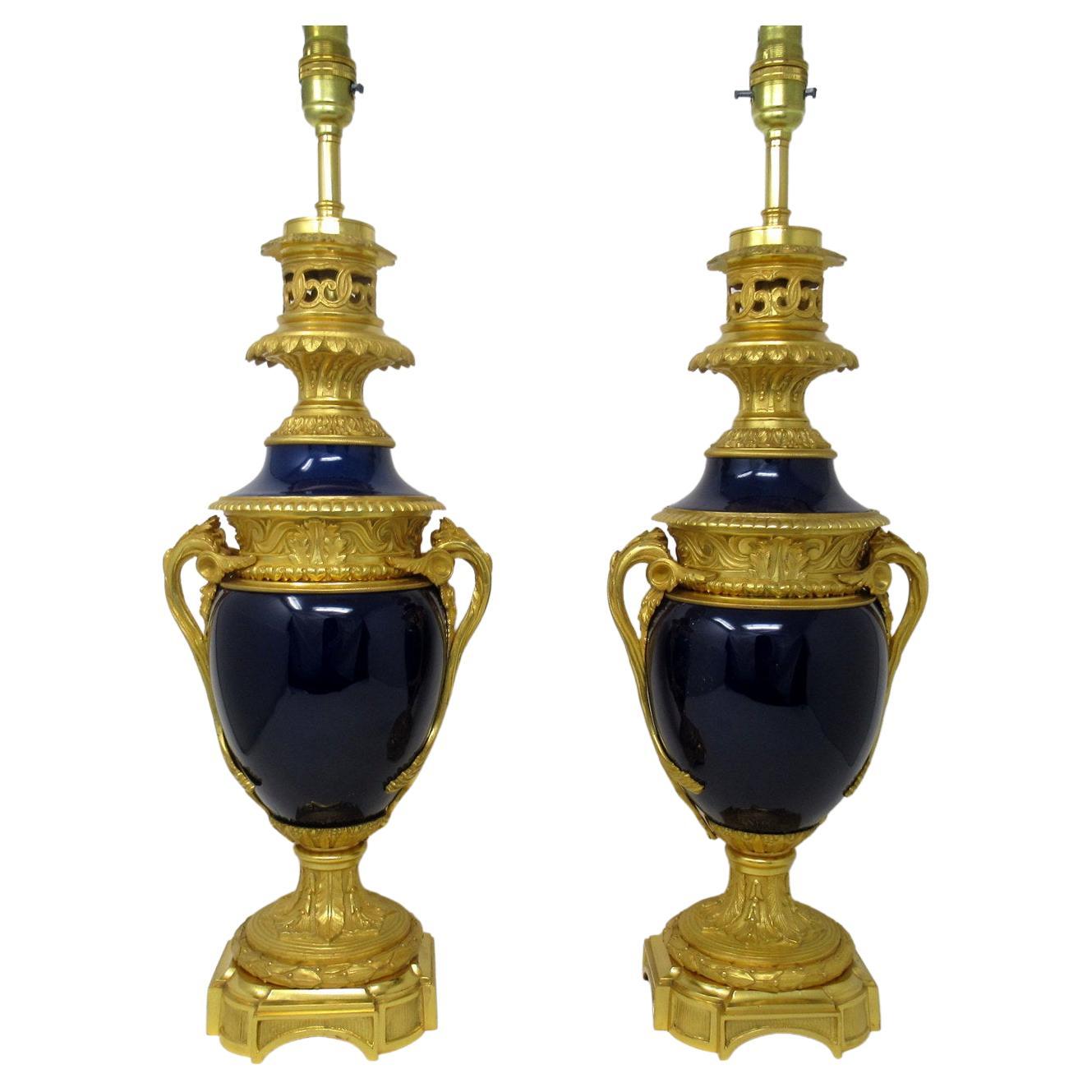 Antikes Paar franzsische Porzellan-Goldbronze-Dore-Bronze-Tischlampen mit elektrischen Urnen im Angebot