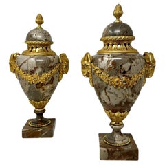 Antikes Paar französische Urnenvasen aus Sarrancolin-Marmor, vergoldete Bronze und Goldbronze, Grand Tour, Grand Tour 