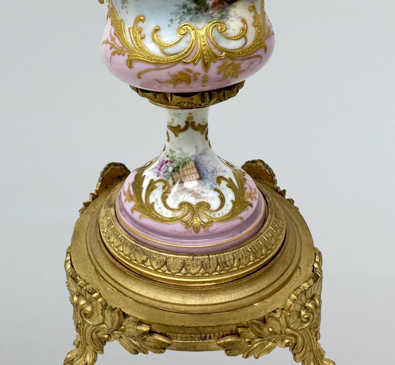 Antiquité Paire d'Urnes Vases Montés en Porcelaine Rose de Sèvres Ormolu Centerpiece en vente 3