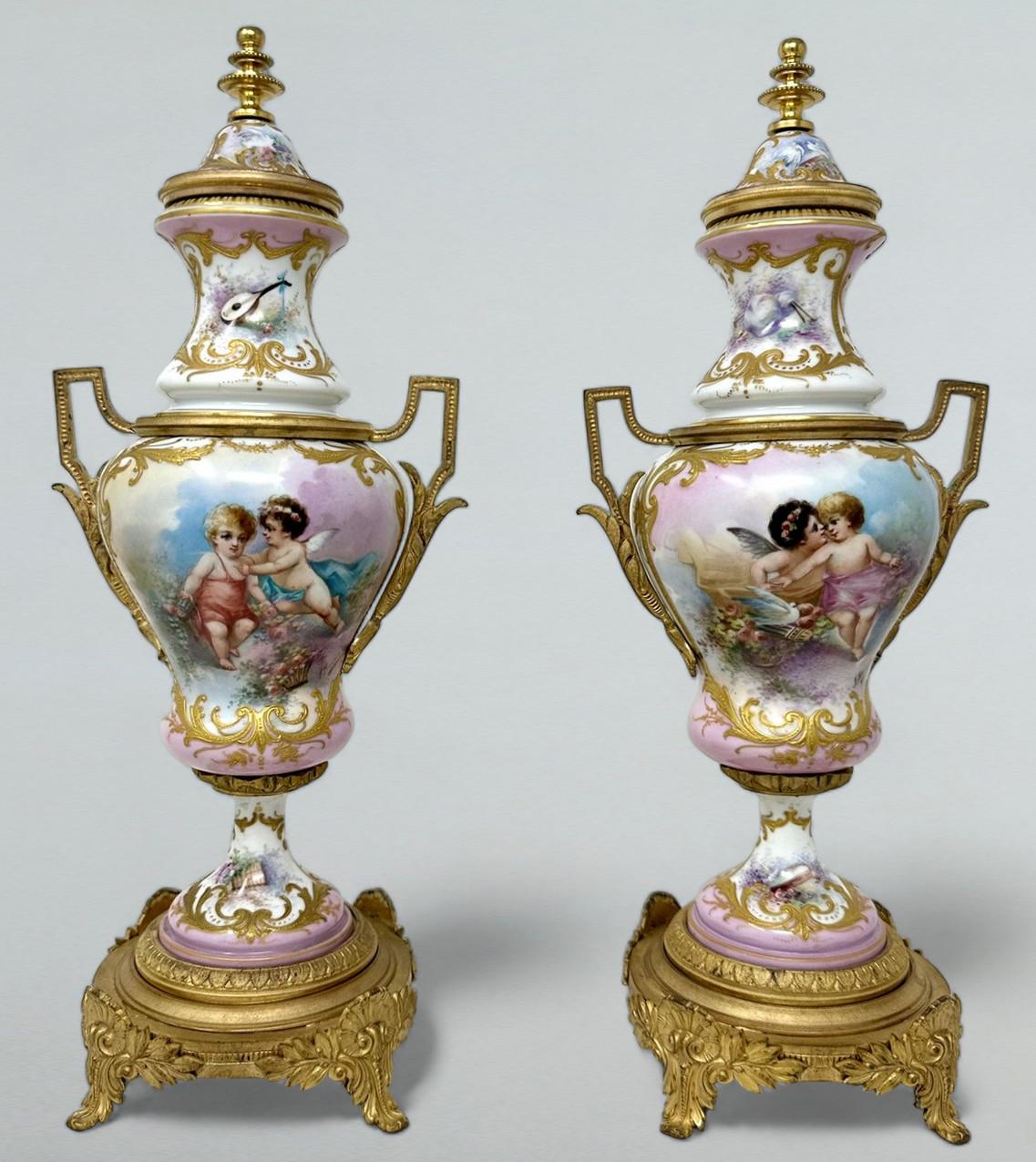 Victorien tardif Antiquité Paire d'Urnes Vases Montés en Porcelaine Rose de Sèvres Ormolu Centerpiece en vente