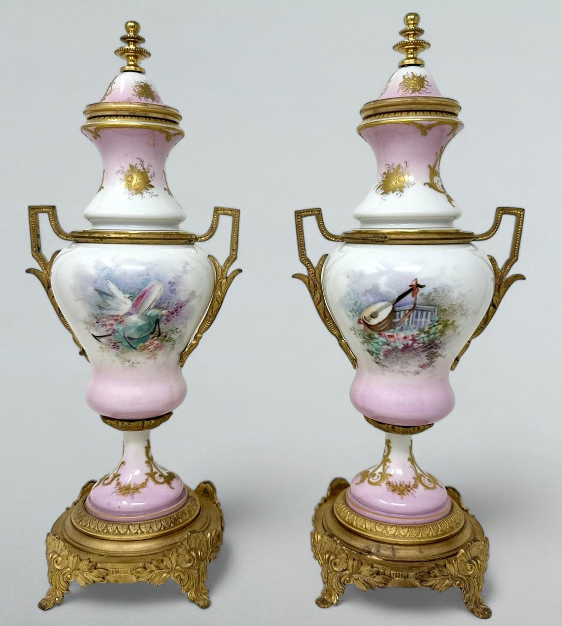 Français Antiquité Paire d'Urnes Vases Montés en Porcelaine Rose de Sèvres Ormolu Centerpiece en vente