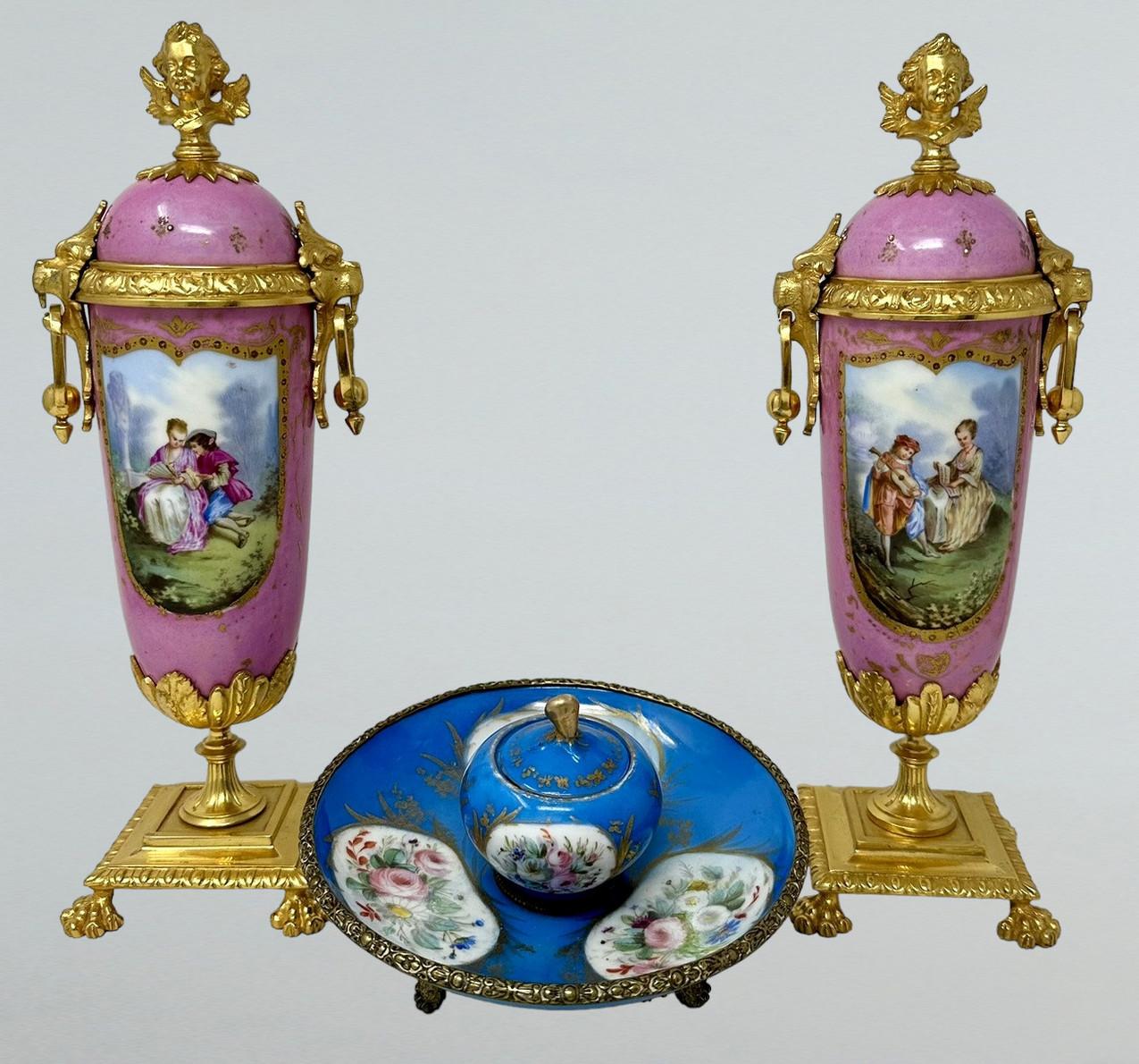 Antike Paar Französisch Sèvres Rosa Porzellan Ormolu montiert Urnen Vasen Herzstück (19. Jahrhundert)