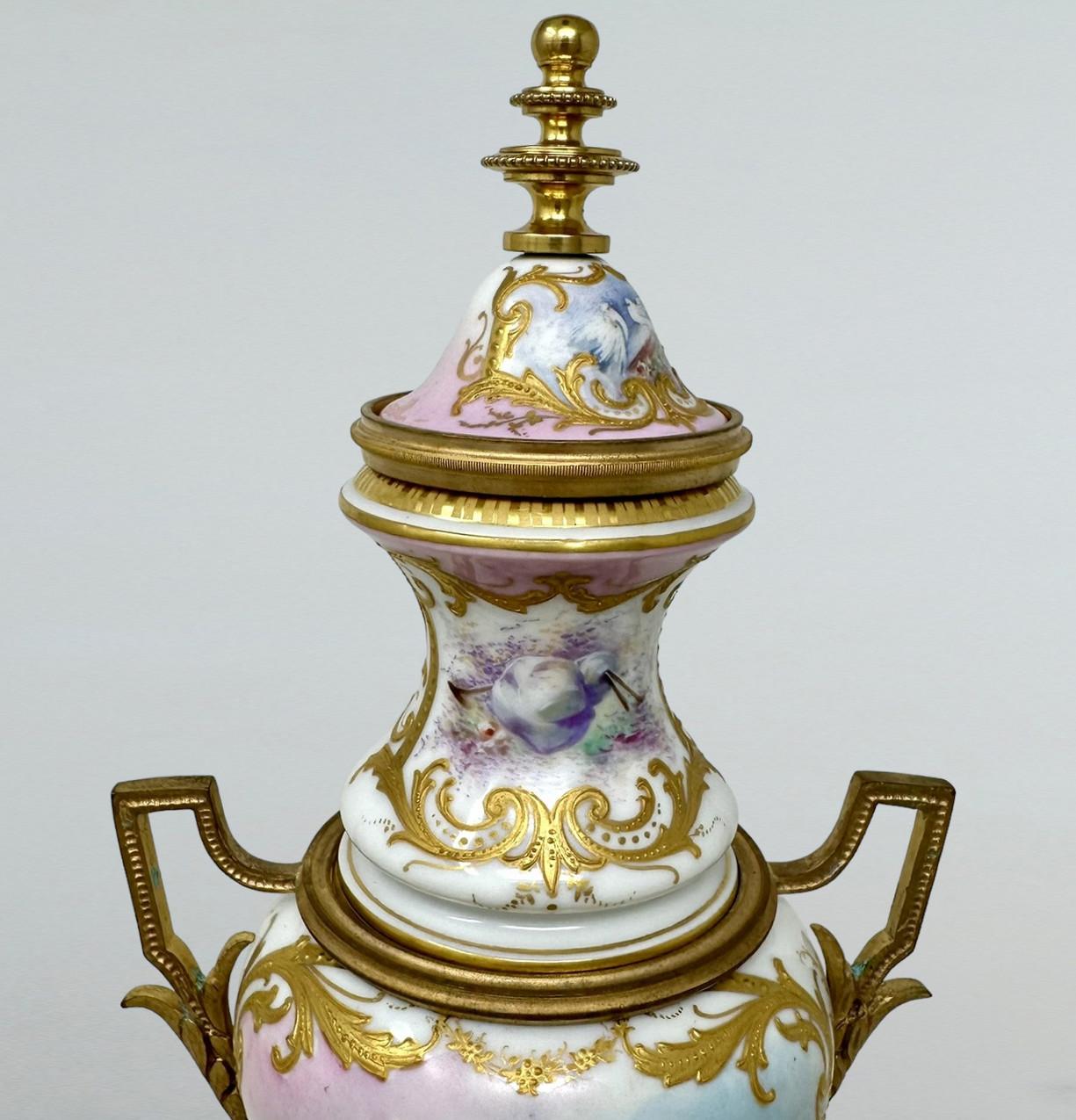 XIXe siècle Antiquité Paire d'Urnes Vases Montés en Porcelaine Rose de Sèvres Ormolu Centerpiece en vente