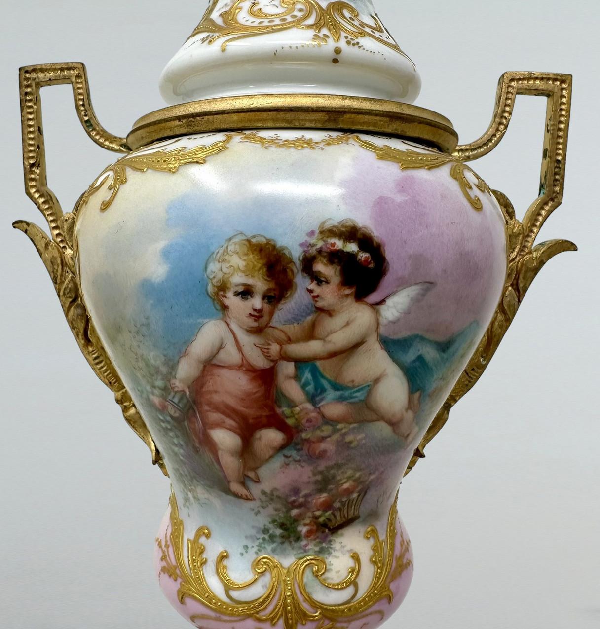 Antiquité Paire d'Urnes Vases Montés en Porcelaine Rose de Sèvres Ormolu Centerpiece en vente 1
