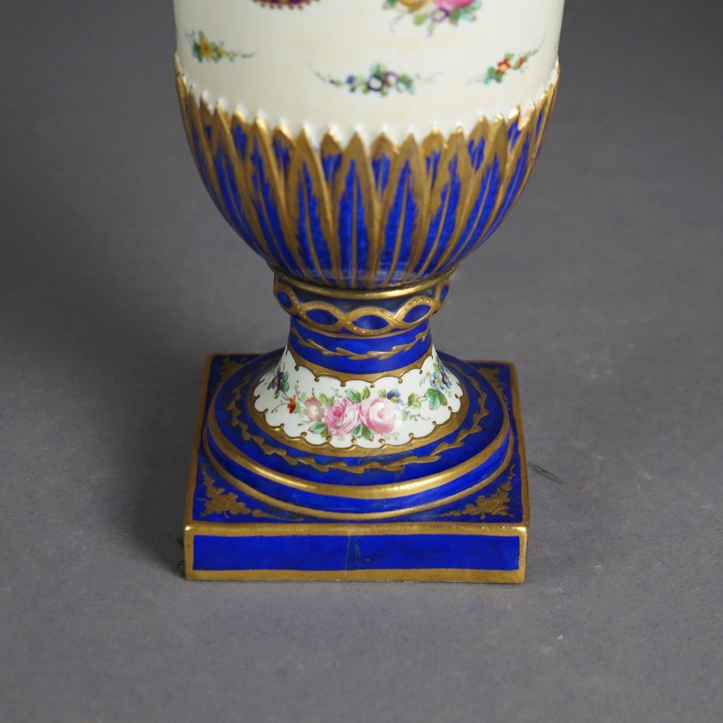 Antikes Paar französische Sevres-Porzellan-Urnen, handbemalt und vergoldet, dekoriert, gebogen, vergoldet 4