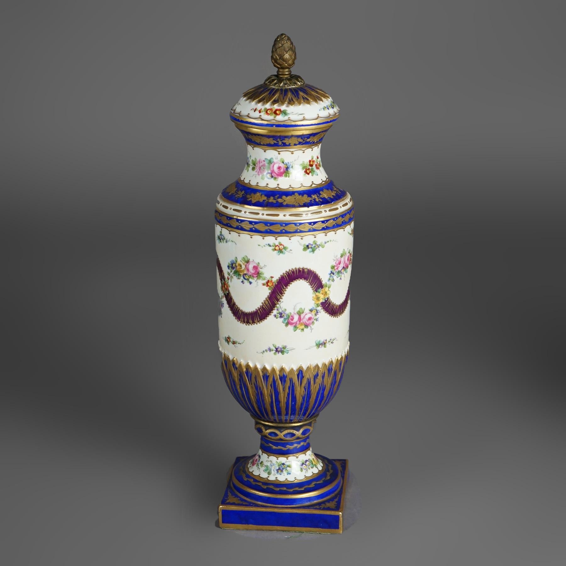 Antikes Paar französische Sevres-Porzellan-Urnen, handbemalt und vergoldet, dekoriert, gebogen, vergoldet 5