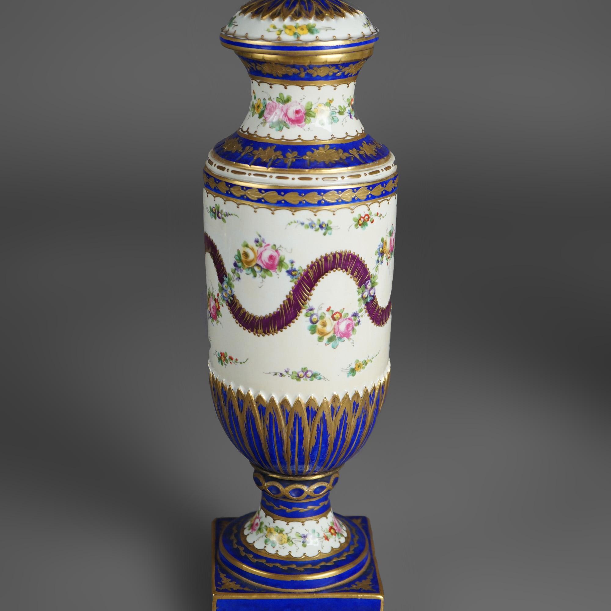 Antikes Paar französische Sevres-Porzellan-Urnen, handbemalt und vergoldet, dekoriert, gebogen, vergoldet (19. Jahrhundert)