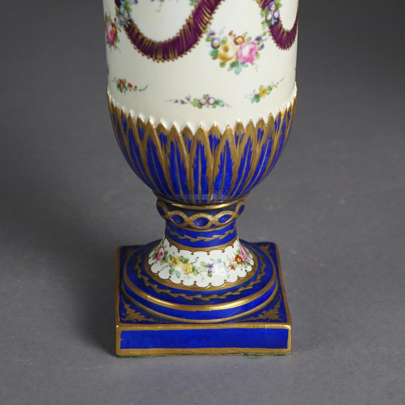 Antikes Paar französische Sevres-Porzellan-Urnen, handbemalt und vergoldet, dekoriert, gebogen, vergoldet 1