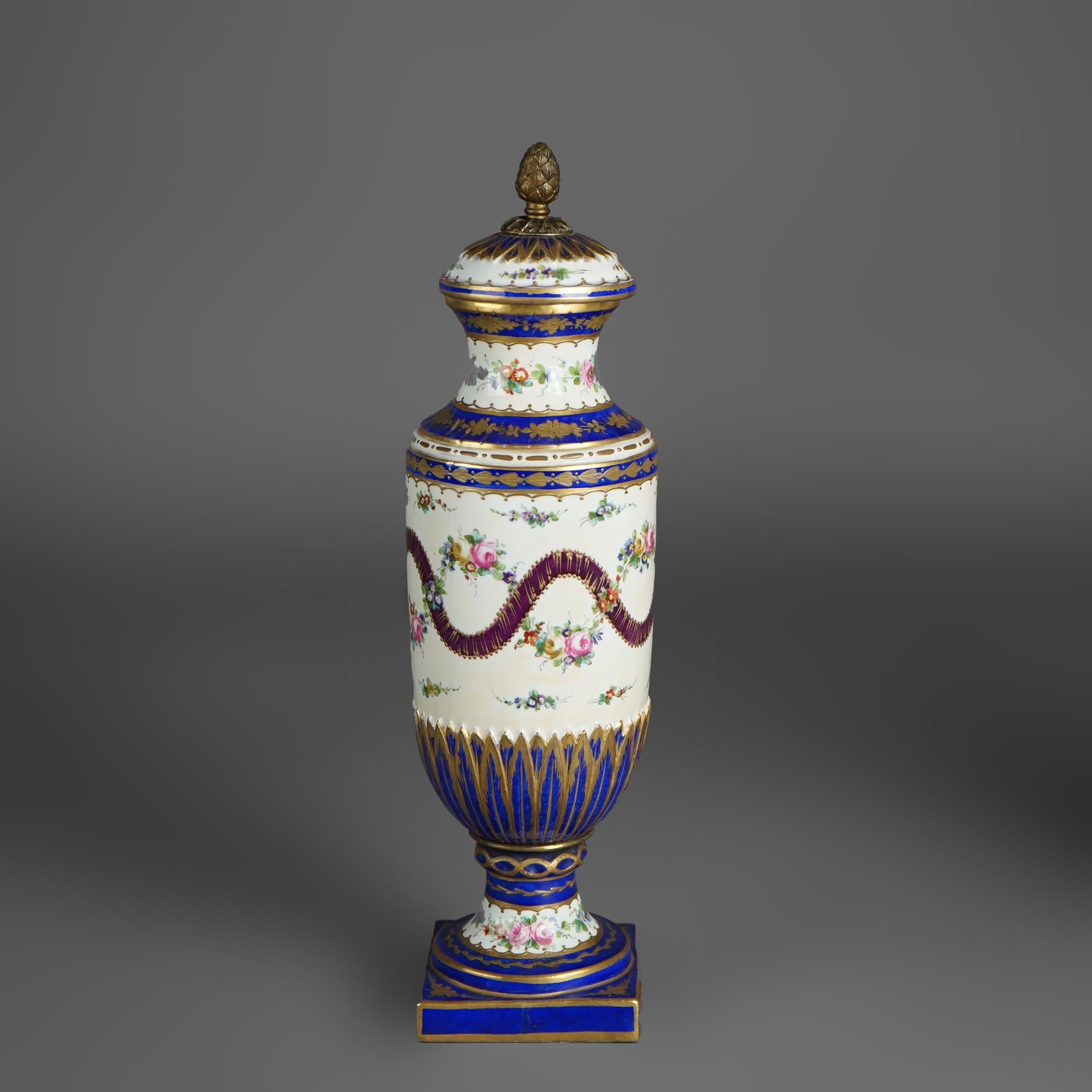 Antikes Paar französische Sevres-Porzellan-Urnen, handbemalt und vergoldet, dekoriert, gebogen, vergoldet 2