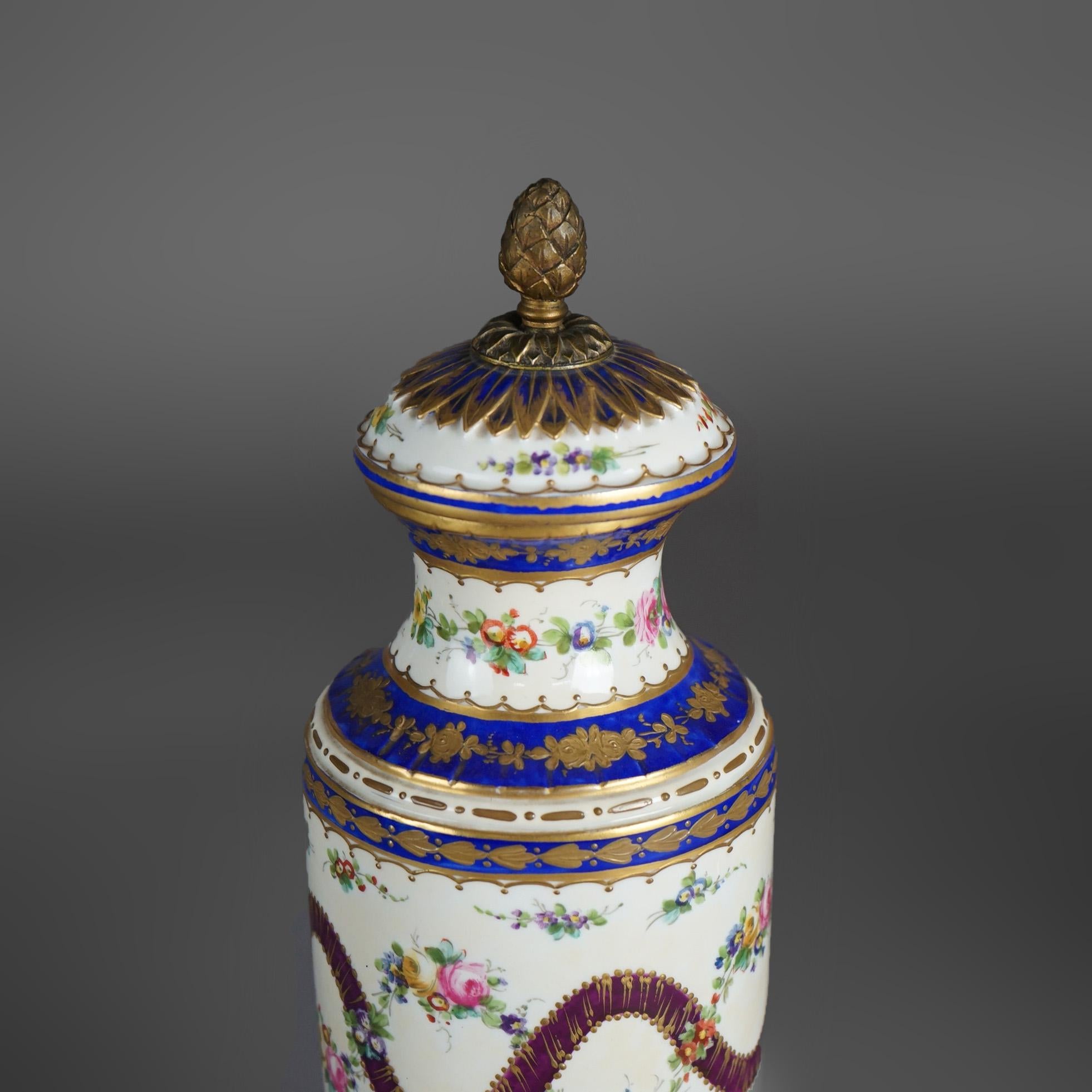 Antikes Paar französische Sevres-Porzellan-Urnen, handbemalt und vergoldet, dekoriert, gebogen, vergoldet 3