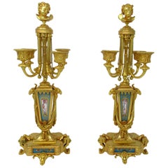 Ancienne paire de candélabres Barbedienne en porcelaine de Sèvres, bronze doré et bronze d'orfèvrerie