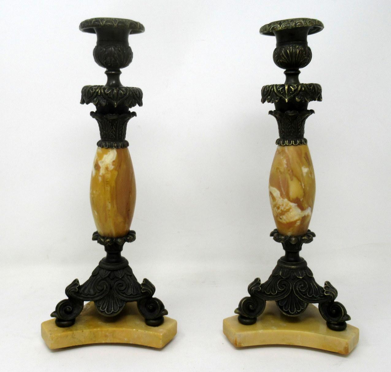 Moulage Ancienne paire de chandeliers français en marbre de Sienne et bronze Grand Tour de chandeliers en vente