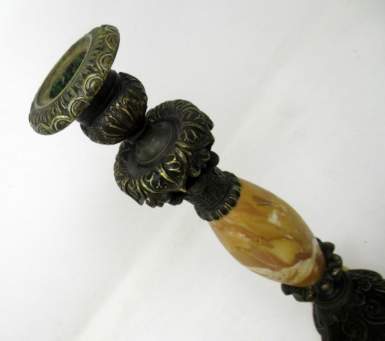 XIXe siècle Ancienne paire de chandeliers français en marbre de Sienne et bronze Grand Tour de chandeliers en vente