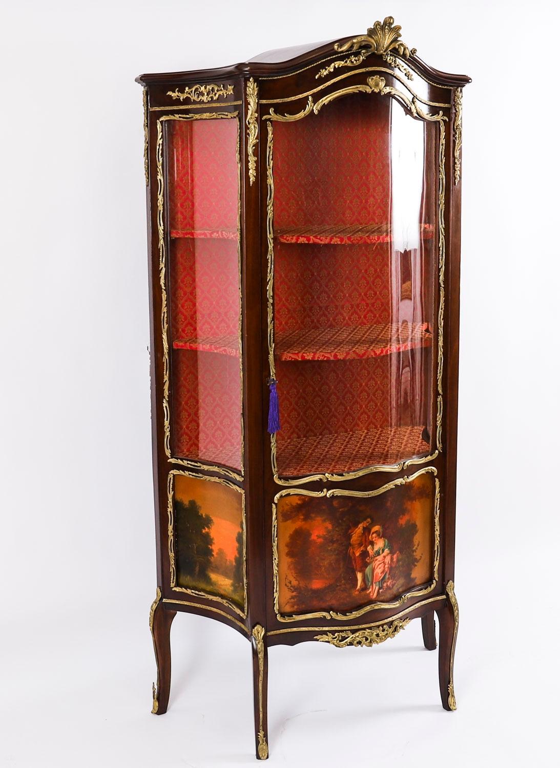 Coppia di vetrine in Vernis Martin francese del XIX secolo in vendita 7