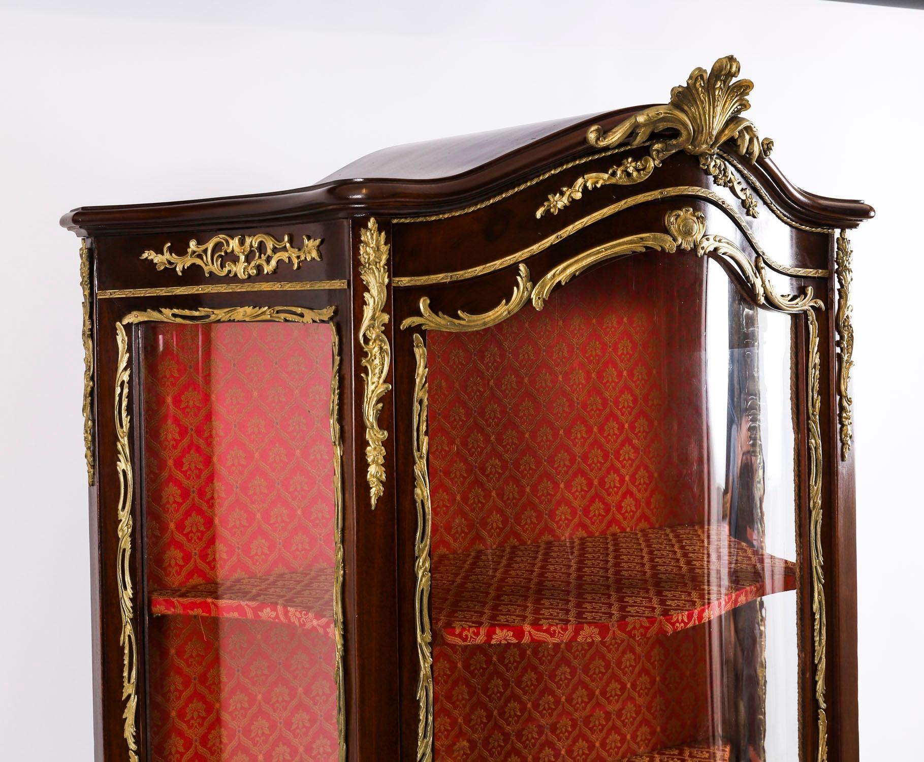 Coppia di vetrine in Vernis Martin francese del XIX secolo in vendita 10