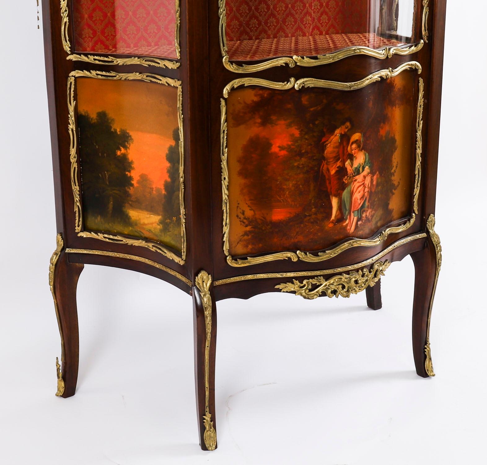 Coppia di vetrine in Vernis Martin francese del XIX secolo in vendita 11