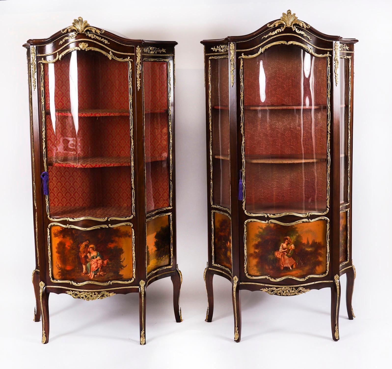 Si tratta di una splendida coppia di vetrine francesi d'epoca Luigi XV Revival Vernis Martin, datate circa 1880.

I mobili sono caratterizzati da piani sagomati con impressionanti montature in ormolu, i corpi sono a forma di serpentina con porte